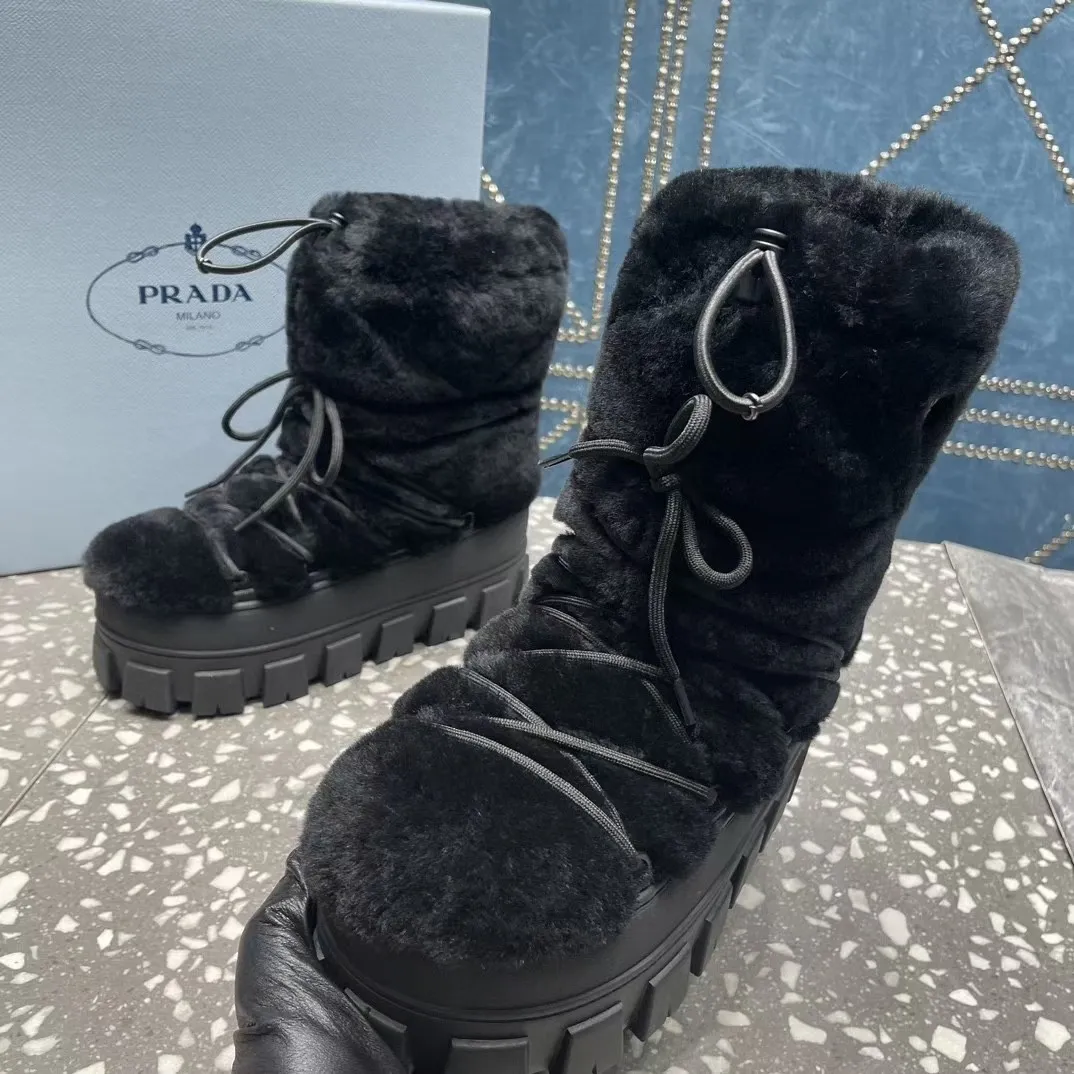 👟👟Ex-factory price 700👟👟 The highest version on the market, Prada's king style, snow boots, ski boots, chubby, so cute and cute →_→ From the Prada limited series, unique. Shiny nylon Oblique upper with criss-cross straps for an ideal fit. The boots are made of technical fabric and have a short-cut version. They can be worn in the city or in the mountains. They make the calves slimmer, taller, warmer and have a concave shape. The boots and soles use the original waterproof effect. The size is 35-40. 41Customized